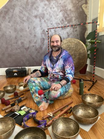 Christian with bowls and gong
